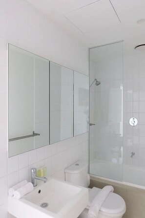 Een haardroger, handdoeken