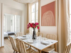 Apartment, Stadtblick | Wohnbereich