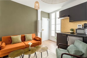 Appartement, vue ville | Coin séjour | Espaces bureaux