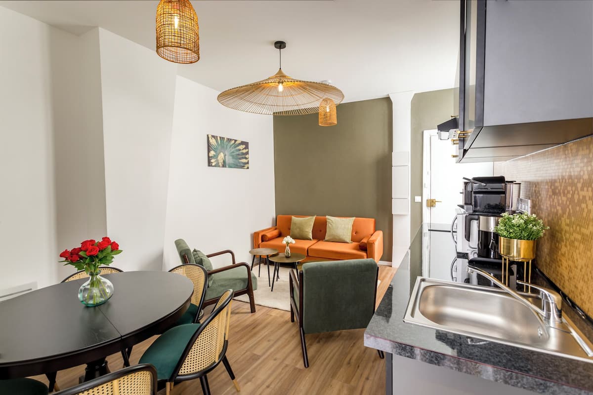 Apartment, Stadtblick | Wohnbereich | Arbeitsbereiche