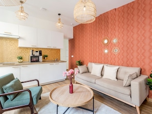 Apartamento, vistas a la ciudad | Zona de estar | Una oficina