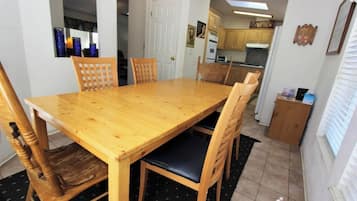 Signature Cabin, 3 Bedrooms | In-room dining