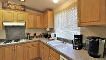 Signature Cabin, 3 Bedrooms | Private kitchen