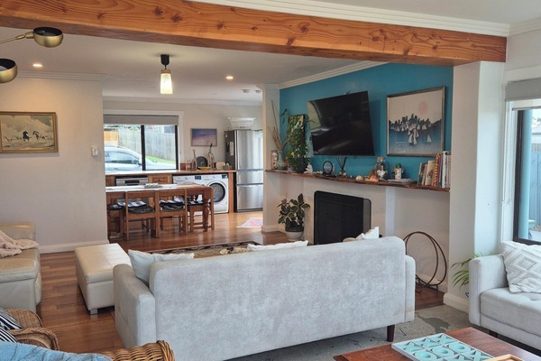 Smart TV, chimenea, libros