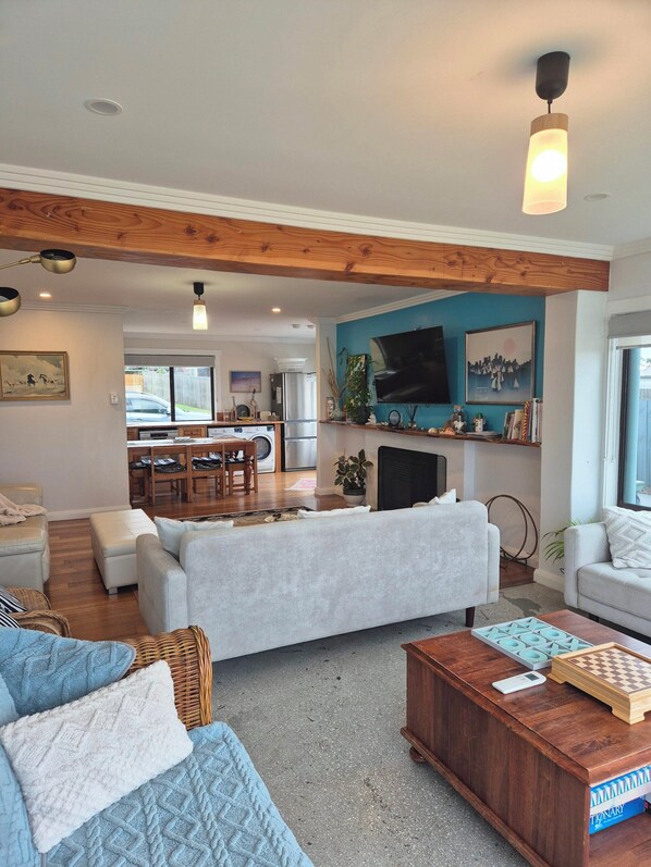 Smart-TV, peis og bøker