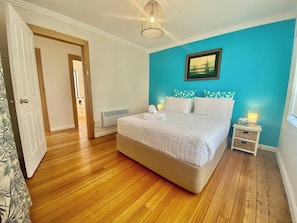 3 bedrooms, iron/ironing board, travel cot, free WiFi - Beach Daze - more than a beach house! Your pet-friendly home away from home! (Bridport)