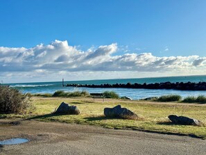 Beach - Beach Daze - more than a beach house! Your pet-friendly home away from home! (Bridport)