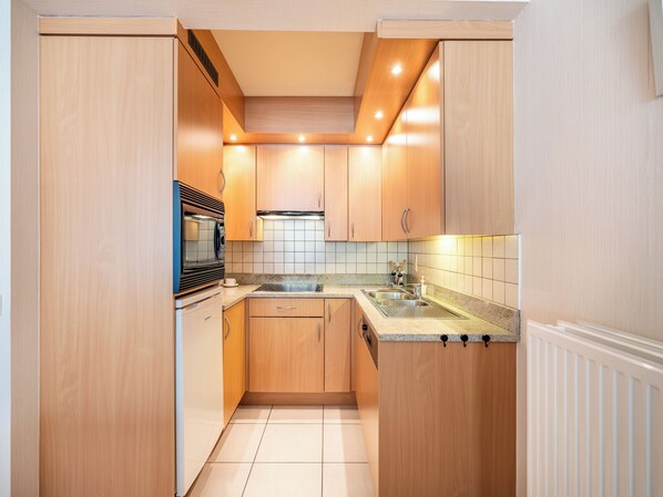 Fridge, microwave, stovetop, dishwasher