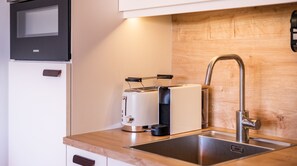 Réfrigérateur, micro-ondes, plaque de cuisson, cafetière/bouilloire