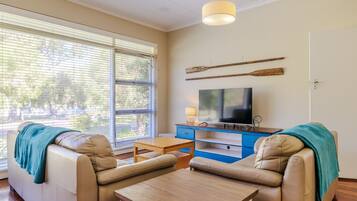 Two-Bedroom House, Sleeps 5 Bedroom, 1 Bunk Bed, 1 Single Bed, Double Bed | Área de estar | TV de tela plana 55 polegadas com canais via satélite