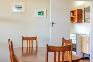 Two-Bedroom House, Sleeps 4, 1 Queen and 2 Single Beds | Living area