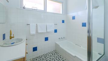 Two-Bedroom House, Sleeps 5 Bedroom, 1 Bunk Bed, 1 Single Bed,  Double Bed | Kylpyhuone | Erillinen kylpyamme ja suihku, ilmaiset hygieniatuotteet