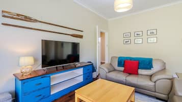 Two-Bedroom House, Sleeps 5 Bedroom, 1 Bunk Bed, 1 Single Bed,  Double Bed | Área de estar | TV de tela plana 55 polegadas com canais via satélite
