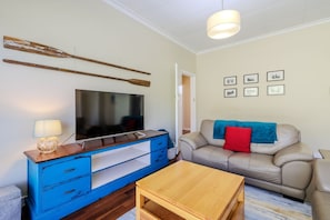 Two-Bedroom House, Sleeps 5 Bedroom, 1 Bunk Bed, 1 Single Bed, Double Bed | Oleskelualue | 55–tuumainen taulutelevisio, jossa satelliittikanavat