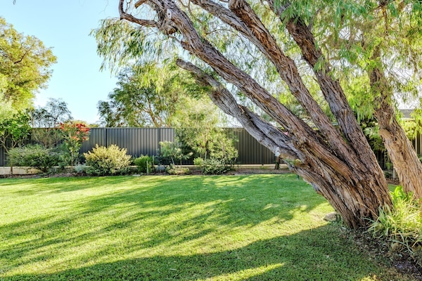 Two-Bedroom House, Sleeps 4, 1 Queen and 2 Single Beds