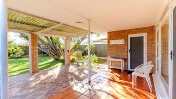 Two-Bedroom House, Sleeps 4, 1 Queen and 2 Single Beds | Silitysrauta/-lauta, ilmainen Wi-Fi