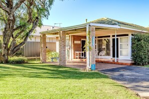 Two-Bedroom House, Sleeps 4, 1 Queen and 2 Single Beds | Fer et planche à repasser, accès au Wi-Fi (inclus)