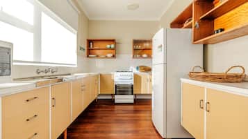 Two-Bedroom House, Sleeps 4, 1 Queen and 2 Single Beds | Bếp riêng | Tủ lạnh, lò vi sóng, ấm điện
