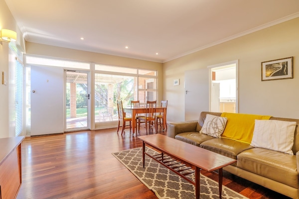 Two-Bedroom House, Sleeps 4, 1 Queen and 2 Single Beds | Living area