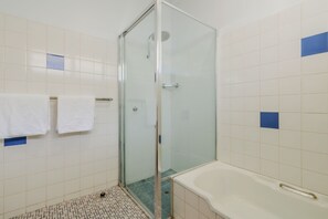 Two-Bedroom House, Sleeps 4, 1 Queen and 2 Single Beds | Baño | Tina y regadera independientes y amenidades de baño gratuitas 