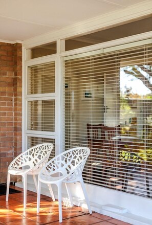 Two-Bedroom House, Sleeps 4, 1 Queen and 2 Single Beds | Strykejern/-brett og wi-fi (inkludert)
