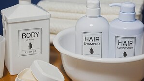 A bathroom with a large white basin containing bottles of body soap, hair shampoo, and hair conditioner. - Shukubou Shinsen (Kanazawa)