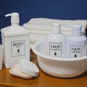 Hårføner, tøfler, håndklær og såpe