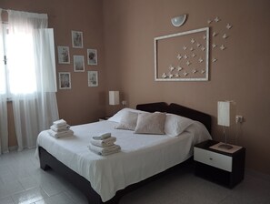 2 bedrooms, iron/ironing board, bed sheets - House 30 m from the beautiful beach "La Caletta " (La Caletta)