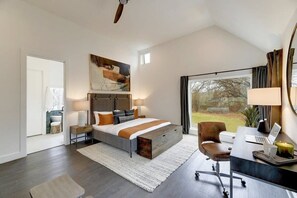 6 slaapkamers, een bureau, een strijkplank/strijkijzer, reisbedje