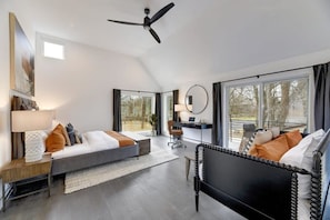 6 Schlafzimmer, Schreibtisch, Bügeleisen/Bügelbrett, Reisekinderbett