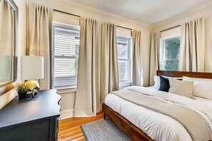 10 habitaciones, escritorio y tabla de planchar con plancha