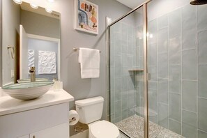 Dusche, Haartrockner, Handtücher, Shampoo