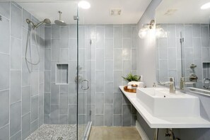 Dusche, Haartrockner, Handtücher, Shampoo