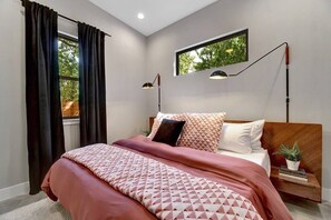 4 bedrooms, desk, iron/ironing board, WiFi