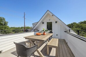 Outdoor dining - Luxe East Austin Home | Pool, Grill & Rooftop Deck (Austin)
