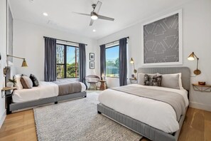 4 Schlafzimmer, Schreibtisch, Bügeleisen/Bügelbrett, Reisekinderbett