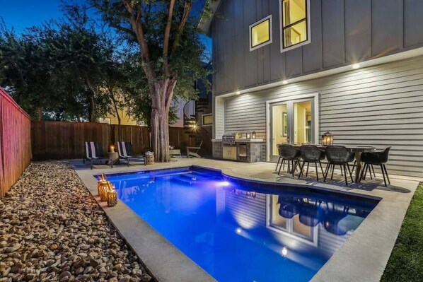 Unclassified image, 1 of 30, button