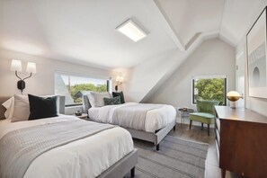 5 bedrooms, desk, iron/ironing board, WiFi