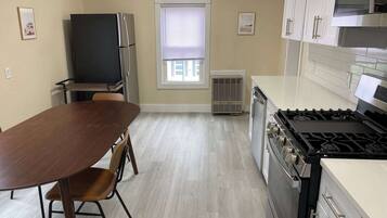 Réfrigérateur, micro-ondes, plaque de cuisson, lave-vaisselle