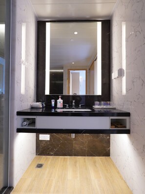 Family Room, Hill View | Bathroom | Shower, rainfall showerhead, hair dryer, towels