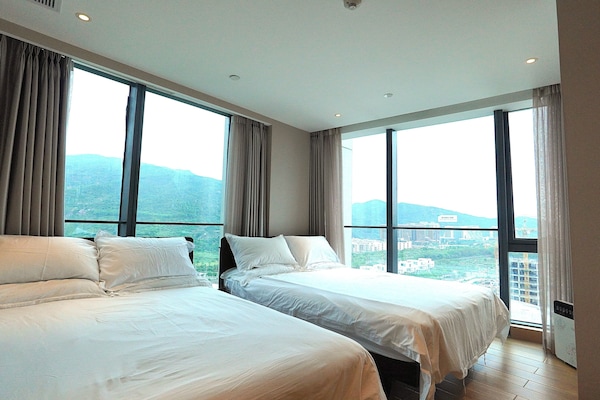 Habitación familiar, vistas a la colina | Ropa de cama de alta calidad y edredones de plumas