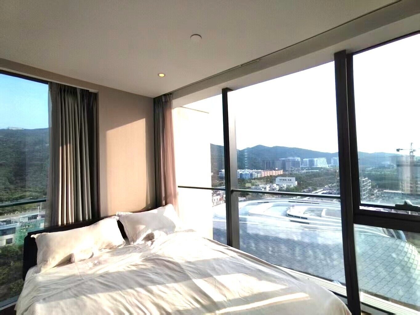 Habitación familiar, vista a la colina | Ropa de cama de alta calidad, edredón y camas con efecto memoria 