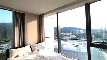 Kamar Keluarga, pemandangan bukit | Seprai premium, selimut bulu angsa, busa memori, dan minibar