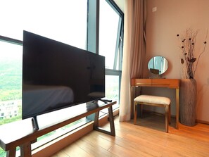 Family Room, Hill View - Interact China Fine Condo - Novotown (Zhuhai)