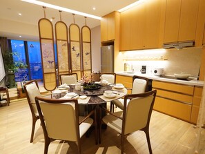 Kamar Keluarga, pemandangan bukit | Seprai premium, selimut bulu angsa, busa memori, dan minibar