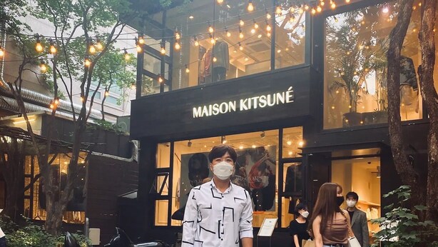 Un bâtiment moderne sur lequel on peut lire l’inscription « MAISON KITSUNÉ ».