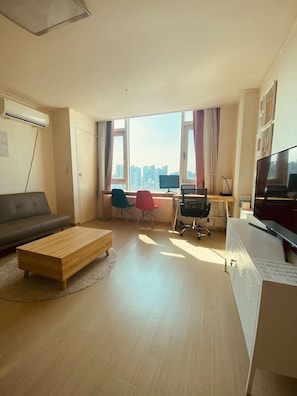 Smart TV, fireplace