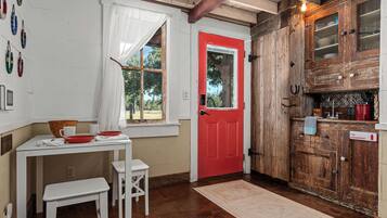 Kjøleskap, mikrobølgeovn, kaffetrakter/tekoker og brødrister