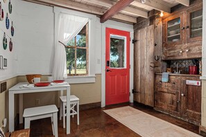 Fridge, microwave, coffee/tea maker, toaster - Dream Catcher, Hot tub, Fire Pit, Pet stay Free (Fredericksburg)