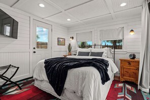 1 bedroom, iron/ironing board, WiFi, bed sheets - Dream Catcher, Hot tub, Fire Pit, Pet stay Free (Fredericksburg)